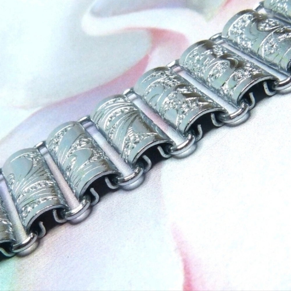 *RARE* Vintage Bright Finish Stainless Steel Embossed Book-Chain Link Bracelet - Picture 7 of 11
